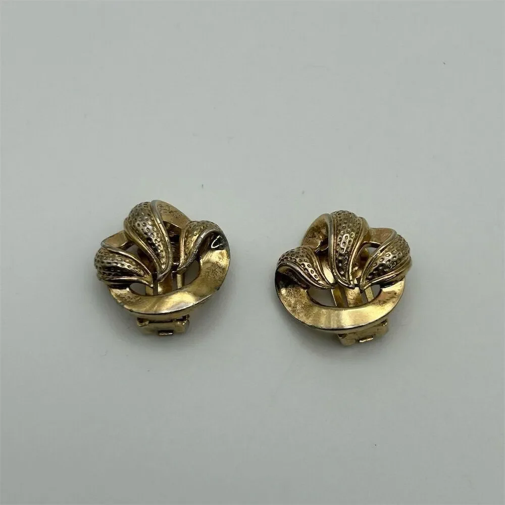 Vintage Crown Trifari Gold Tone Swirl Leaf Fire Clip-On Earrings Signed Classic